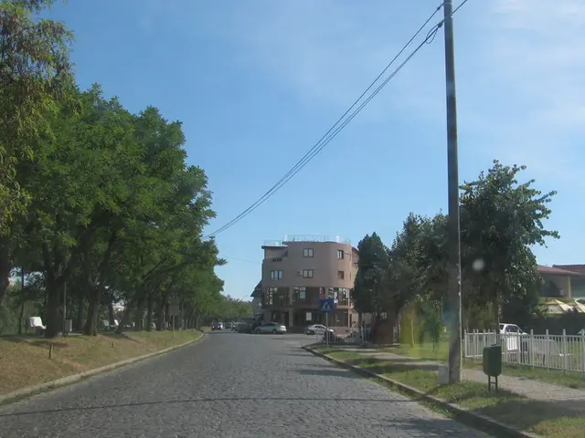 Geely's M9 large SUV, boasting a 5.2-meter length, hits the market with a competitive price of...